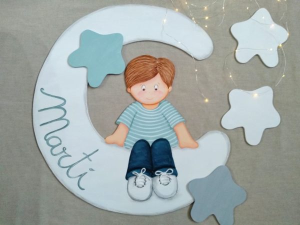 silueta niño en la luna