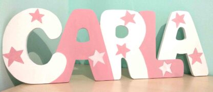 nombre en madera para la decoración infantil