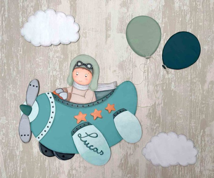 silueta de madera aviador con globos decoración infantil