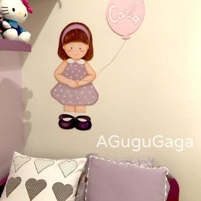 niña con globo siluetas de madera