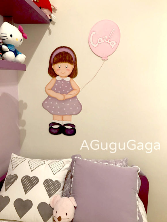 niña con globo siluetas de madera