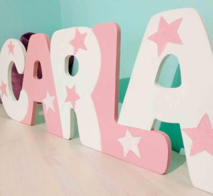 nombre en madera para la decoración infantil