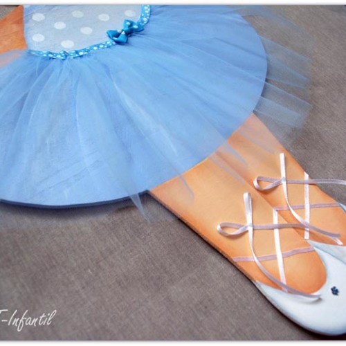 silueta de madera bailarina azul detalle tul