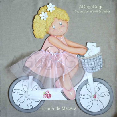 silueta de madera bailarina en bici color rosa empolvado